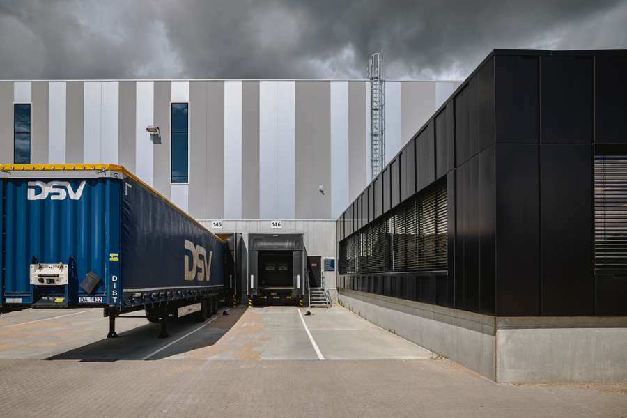 Miljøfrontløber inden for logistikbyggeri beklædt med facadekassetter, DSV Hedeland - Hedelandsvej 28B, 2640 Hedehusene